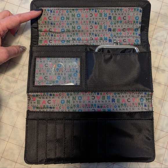 Kenneth Cole Reaction Bill-size Wallet - Picture 4 of 6
